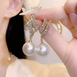 Dangle earrings Leaf Pearl Inlaid Pendant Design Zinc Alloy Earrings for Women